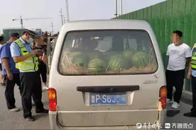 危险！莘县一面包车不仅载乘客，还拉千斤西瓜满街跑图片