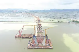 汕头牛田洋特大桥雄姿初现 预计年底前完成北引桥钢槽梁顶推作业图片