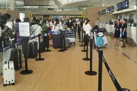 海报直击｜青岛胶东机场首批出入境旅客通关：出境旅客只需提交一次行李、接受一次检查图片