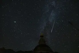 英仙座流星雨划过夜空 极大期每小时洒落逾百颗流星图片