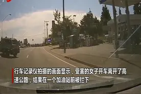 美国一路怒司机将前车赶下高速后朝其挡风玻璃上扔斧头图片