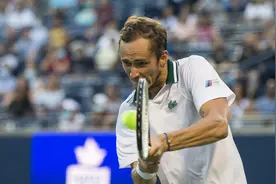 网球——加拿大国家银行公开赛：俄罗斯选手梅德韦杰夫挺进八强图片