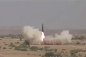 巴媒：巴基斯坦成功试射一枚可载核弹头弹道导弹，能打击印度军事基地图片