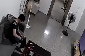 民宅遭雷击房顶被击穿，屋内户主被吓一跳视频封面