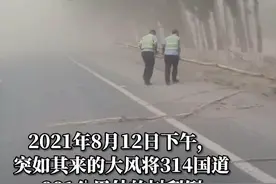 阿克苏市公安局交警及时清理路面障碍，确保道路交通安全畅通视频封面