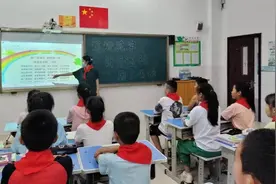 临朐县文昌小学少先大队组织开展“小手拉大手 共讲普通话”主题活动图片