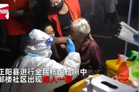 泪目！孙子抱着98岁奶奶…网友赞爆图片