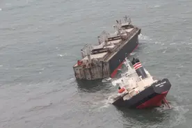现场：一货轮在日本海域触礁断成两截，重油泄漏污染整片海图片