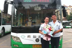 为乘客服务，青岛公交夫妻的“错位时空”图片