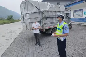 超限大货车摇摇晃晃，驾驶员却这样解释…… | 一线微观图片