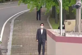 三星掌门人假释出狱现场：穿正装没系领带 向国民鞠躬道歉图片