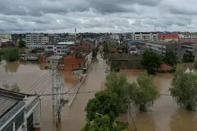 泪目！妻子遇难前发来诀别短信，最后时刻还想着家！还有人目睹邻居爬上电线杆被冲走……图片