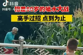 务农回来，爷爷给孙女带了一把野果，网友：看到颤抖的双手鼻子酸了图片