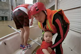 直击湖北多地特大暴雨现场视频封面