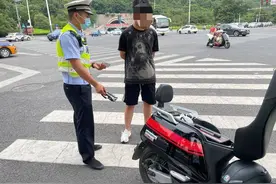 这样“不帅”还违法！电动车买“靓号”涉嫌使用假牌被处罚图片
