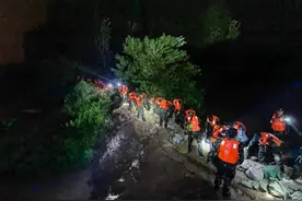 湖北襄阳暴雨致一堤坝出现溃口！当地连夜封堵，无人员伤亡图片