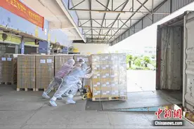 直击粤港跨境货车司机检测点：全闭环管理 司机全程不下车图片