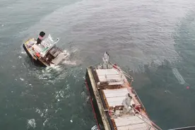 在日本海域搁浅的巴拿马籍货船船身断为两截 造成油污泄漏图片