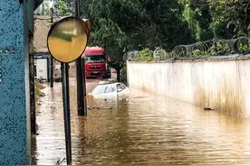 小轿车被淹得差点没了顶，杭州大雨中，他们的身影有点动人图片