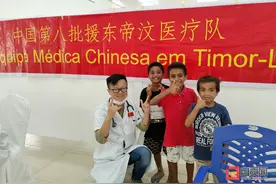 “白衣外交官”书写跨国医患情缘——记中国援东帝汶第八批医疗队的自贡队员解波、凌翔图片