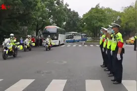 警车开道、列队敬礼，南京送别来援的白衣战士图片