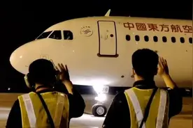 青岛流亭机场关闭，塔台喊话送别开航39年来最后一架航班视频封面