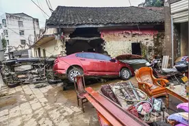 影像丨千人战淤泥，小镇亮起来图片