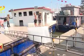 闸坡冰厂备足冰块迎开渔图片