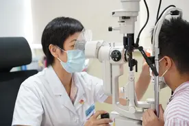东莞10岁男孩被蜜蜂毒针插入眼球，两次手术才取出毒针图片
