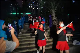 细雨中翩翩起舞，长沙大妈广场舞舞别隔离图片