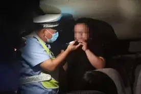 同桌饮后又在警车内“碰面图片