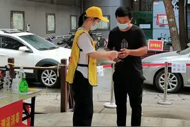还记得在方舱坚持高考备考的女孩吗？她忍着牙疼参加志愿服务图片