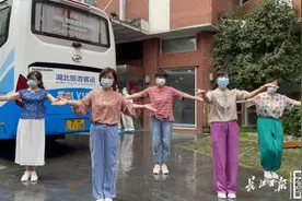 解除隔离返乡前，她们跳起手语舞图片
