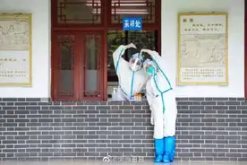世界上从来没有从天而降的英雄，只有挺身而出的凡人图片