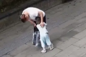 幼童异物卡喉，陌生小伙拨开人群上演生死急救，孩子家长跪地感谢图片