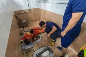 一环卫工被卡公厕动弹不得，北京消防员拆下便池成功解救图片