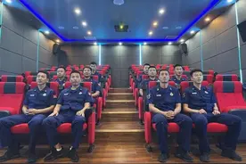 四平市梨树消防救援大队组织指战员观看《革命者》图片