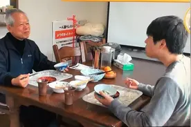 日本的“跨代同居”：老人和年轻人合租，提供廉价住房，还包做家务图片