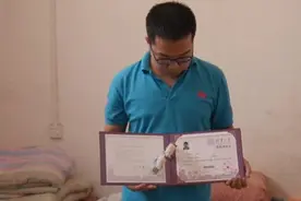 男生考上清华喝30元牛肉汤庆祝：拿通知书前还在地里干农活视频封面