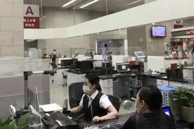 医保和身份证姓名不符，老人看病难，市民之家当天为其解决了图片