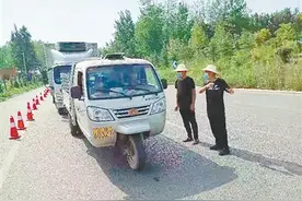 最美“草帽哥”守好俩阵地图片