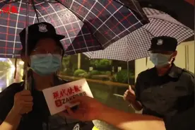 守着路口守着你，扬州战疫情侣雨夜迎七夕图片