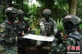 武警黔西南支队官兵开展城市反恐演练图片