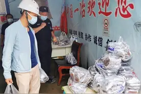 严格劳务实名制，分发防疫中药液给工人，这个项目筑牢防疫安全关图片