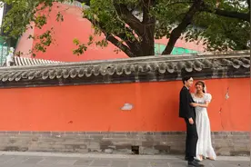 鼓楼见证浪漫时刻！“七夕”情侣红墙前拍婚纱照图片
