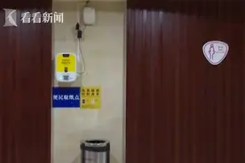 男子商场女厕内趴地偷拍 商场员工：不是第一次图片