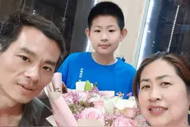 一对快递夫妇的七夕节：最好的礼物是陪你汗流浃背送快递图片