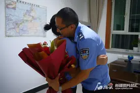 新疆警嫂捧鲜花赶70公里路和丈夫过七夕：我陪你过节图片