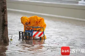 组图 | 暴雨来袭！海口海秀快速路匝道出入口多处积水图片