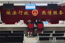 口罩遮不住爱情，江城773对新人七夕领证图片